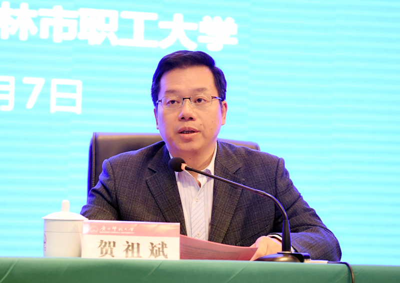 校长贺祖斌主持报告会96.jpg