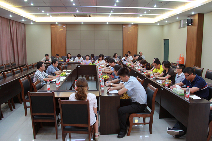 与会教师代表们围绕学院建设发展、迎接教育部规范验收工作以及群众路线教育实践活动开展等主题纷纷发言