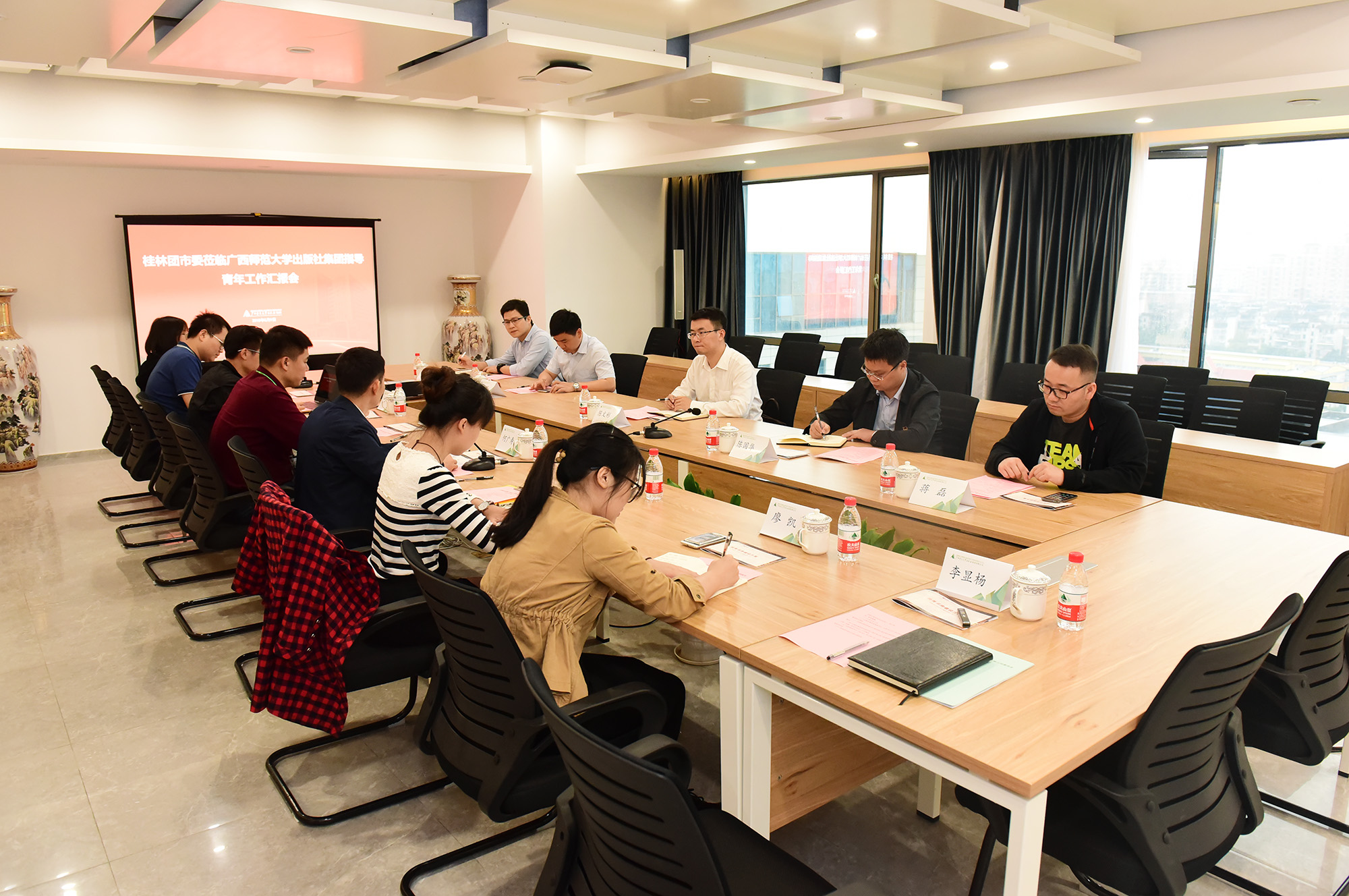 2、陈文彬书记听取出版社集团关于创建“青年文明号”工作汇报.jpg