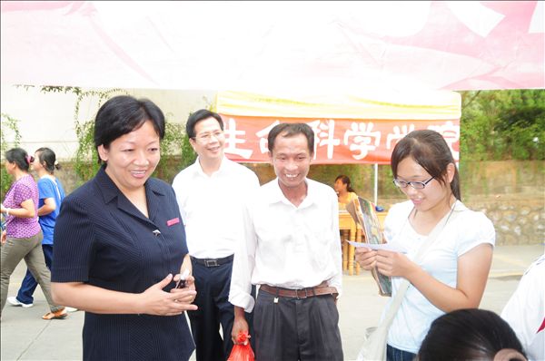 王枬书记与新生亲切交谈