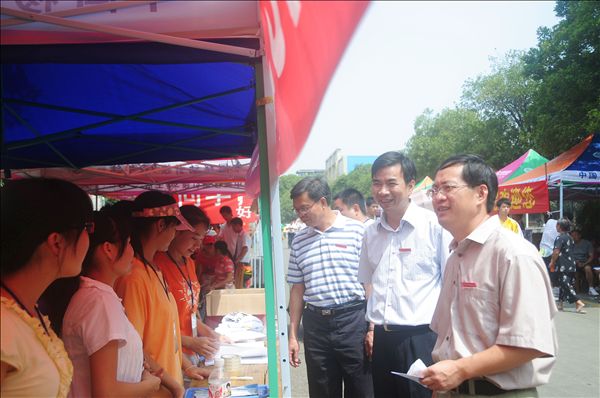 校领导慰问工作在迎新一线的师生员工