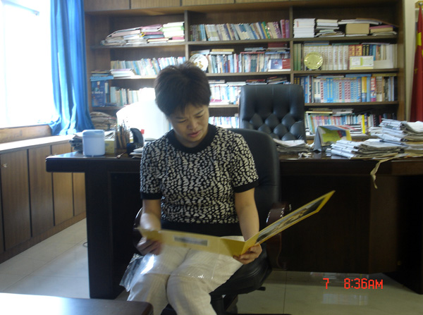 南宁市三中校长方洁玲老师饶有兴致的观看师大70周年纪念邮册。