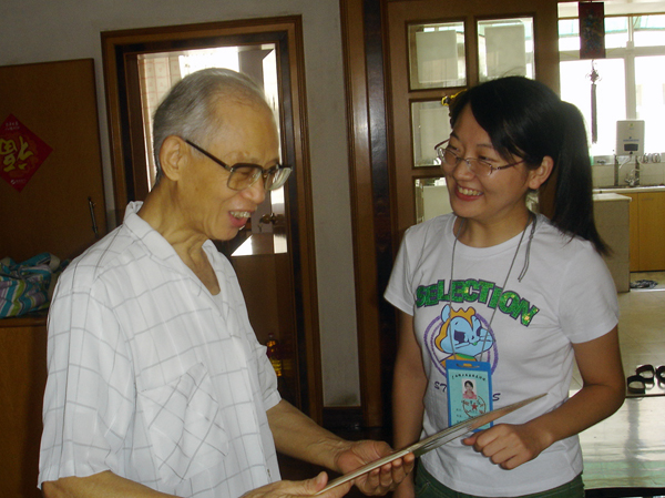 南宁市二中田济川老师接受母校的纪念品。