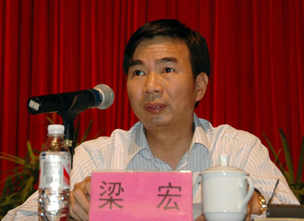 会议由校评建领导小组组长、校长梁宏主持