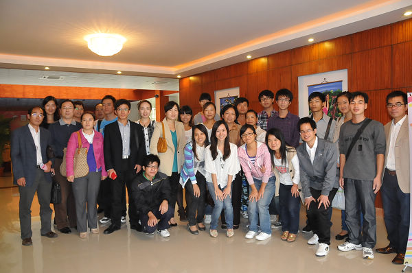 雁山校区的午餐会结束后王枬书记与参加午餐会的师生合影