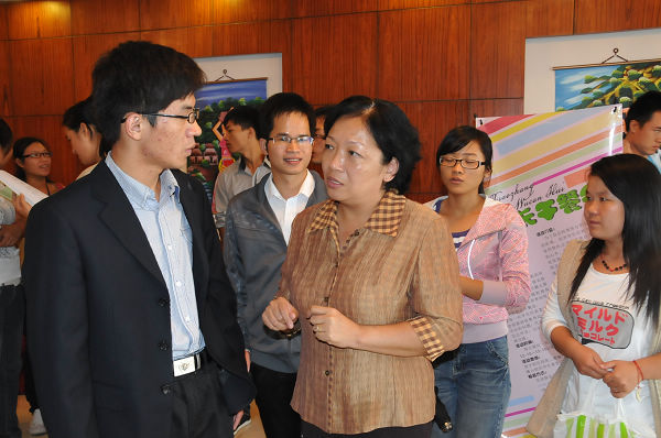 午餐会后王枬书记与青年学生交流