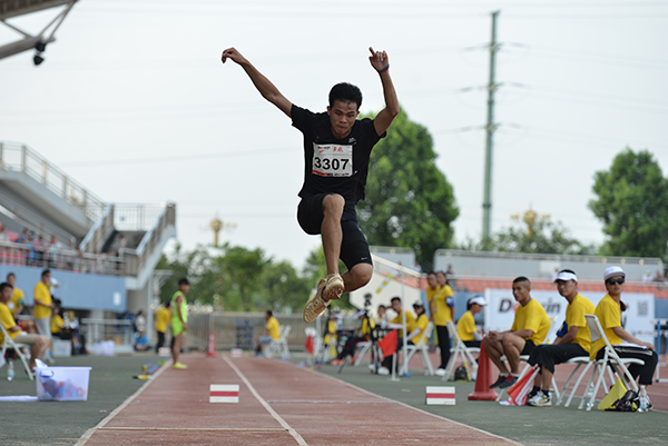 沙场上的英姿（大学生通讯社韦程骅 摄）