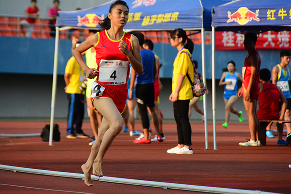 ”赤脚女神“ （大学生通讯社邓超颖 摄）