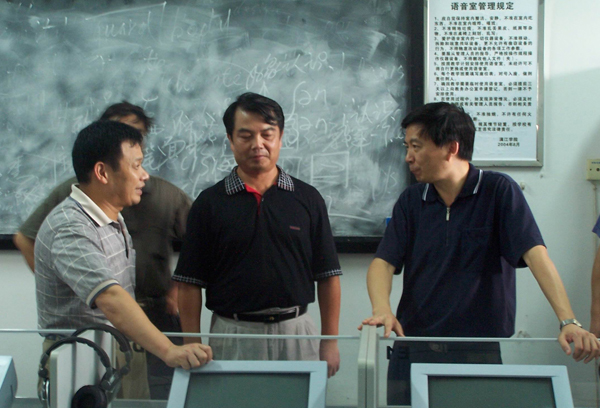 吴恒副主席（右一）、教育厅余益中厅长（左一）在考察语音室