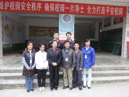 王枬书记在乐江中学与参加顶岗实习支教的我校同学合影