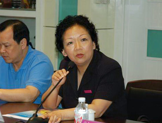 校党委书记王枬在会上讲话。