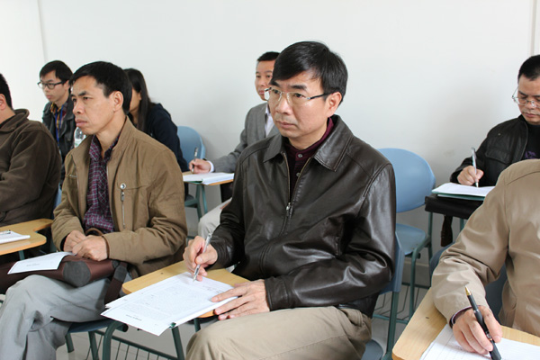 校长梁宏率学校有关部门负责同志深入外国语学院课堂听课