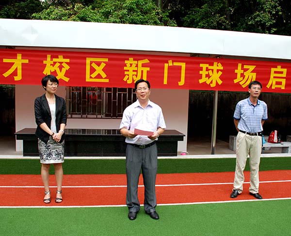 副校长覃卫国（中）为启用仪式致辞