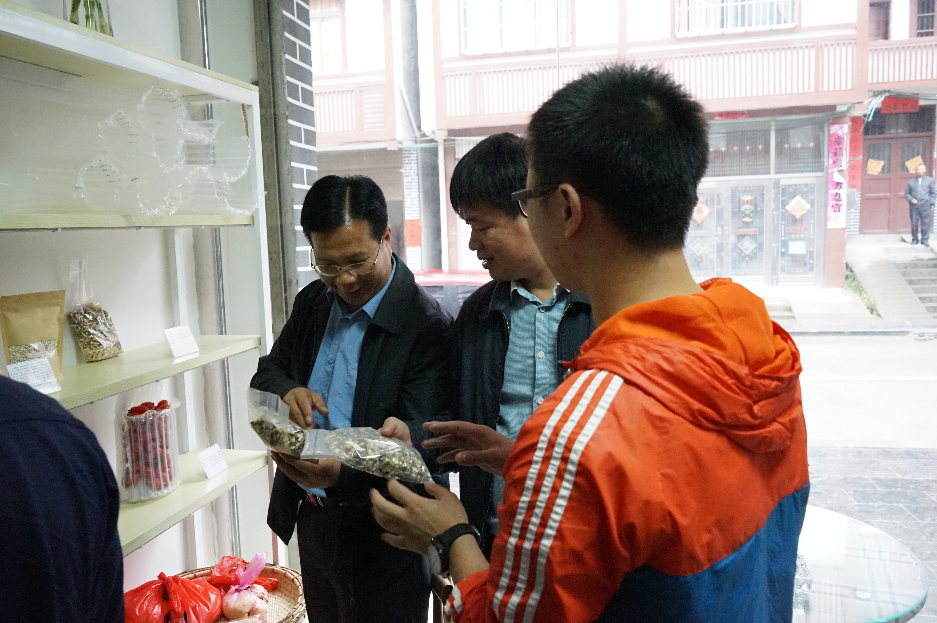 黄宝村端上展示区看.JPG