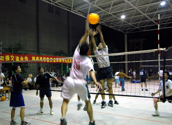 男子组决赛在激烈进行。