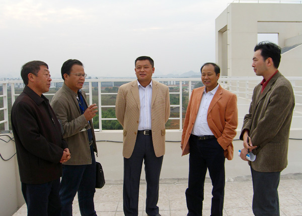 广西财经学院考察团实地考察雁山校区。