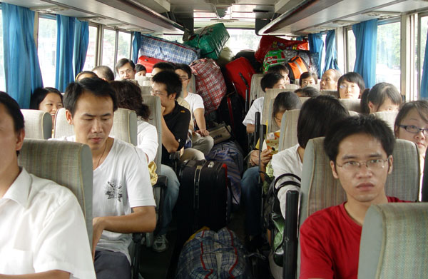 新生们从火车站坐上学校派出的大巴前往学校报到。（研究生学院 提供）