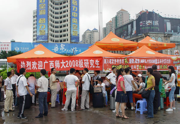 学校在火车站设立了迎新接待站。（研究生学院 提供）