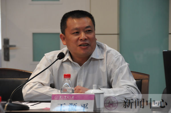 王源平副书记代表我校致欢迎辞