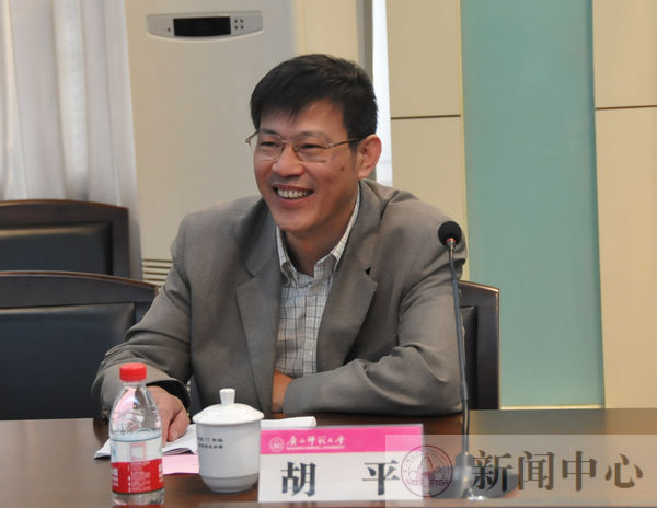 浙江工业大学统战部部长胡平介绍该校概况和统战工作情况