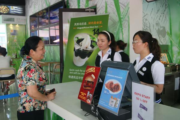 2010年7月，王枬书记到乌拉圭主题餐厅看望金凤世博志愿者