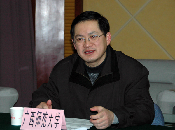 校党委副书记唐仁郭代表我校汇报情况。