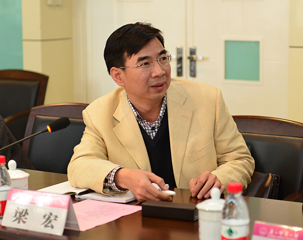 我校校长梁宏向调研组汇报学校情况