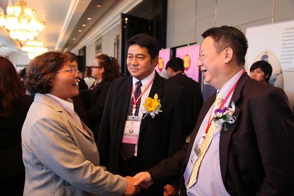 杨教授跟泰国高等法院法官交谈