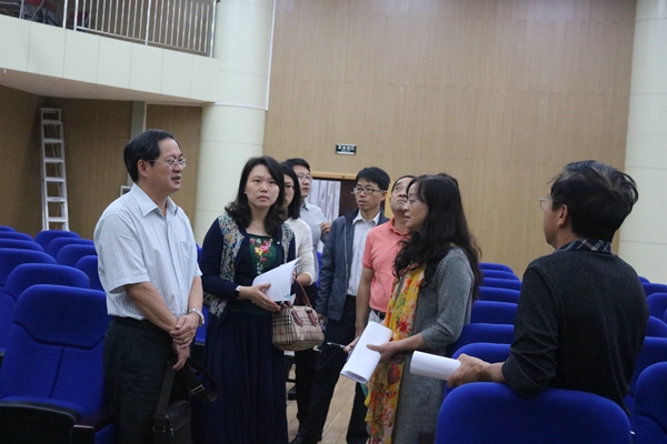 校党委副书记唐仁郭现场讨论场地建设问题（大学生通讯社 梁婧 摄）