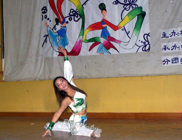 图为选手正在表演舞蹈。