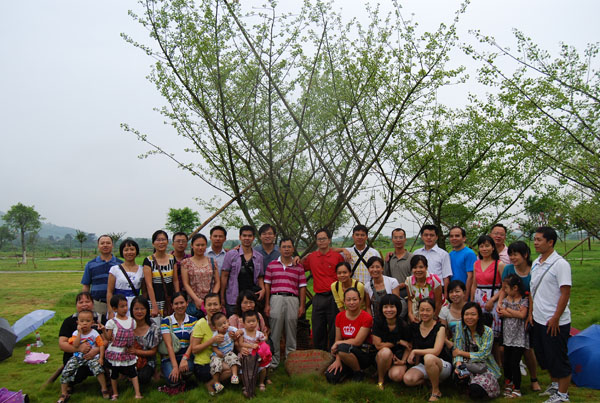 外语系1996级本科班代表在爱心树前合影留念