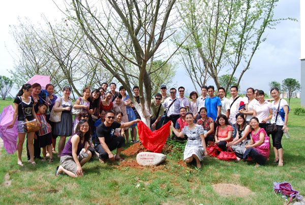 历史系1996级本科班代表为爱心树揭幕