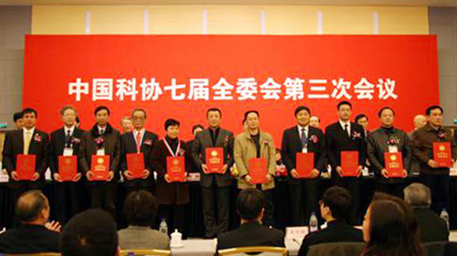 梁宏校长（左三）在台上领奖。