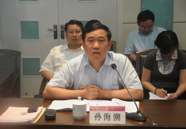 自治区高校工委副书记、纪工委书记、自治区高校学习实践科学发展观活动领导小组副组长、办公室主任孙海潮在会上讲话。