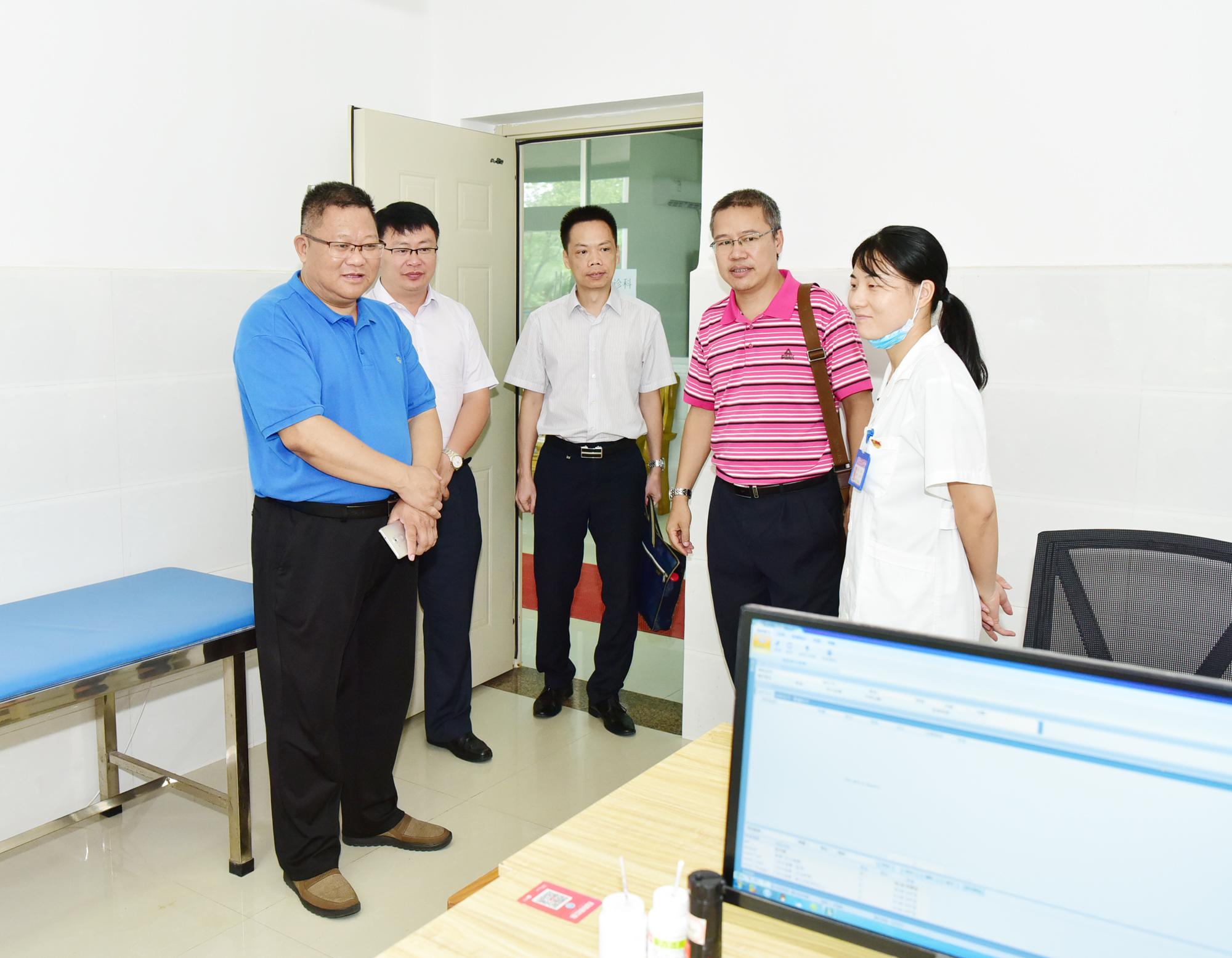 邓军书记与医务人员交流99.jpg