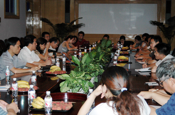 7月5日，苏州大学学工干部暑期社会考察团到我校进行考察交流。我校相关部门的同志分别向客人们介绍了我校思想政治教育和管理工作的现状和未来发展的趋势。（新闻中心 赵亮）