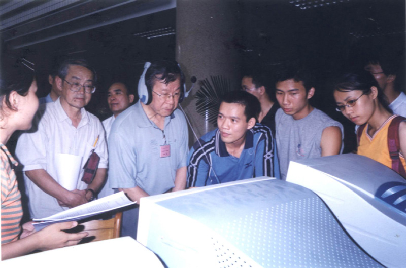 图为参展作者在向评委专家展示自己的发明创作作品。