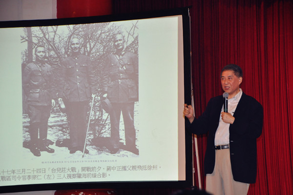白先勇解说老照片中埋藏着的历史（大学生记者团 潘攀 摄）