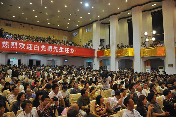 讲座现场座无虚席（大学生记者团 潘攀 摄）