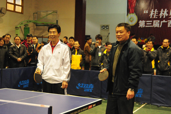 自治区教育厅副厅长白志繁(左)、我校党委副书记王源平为比赛开球