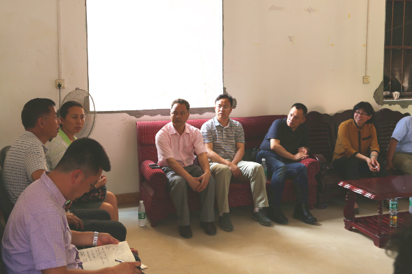 瓜里村村委会座谈会.png