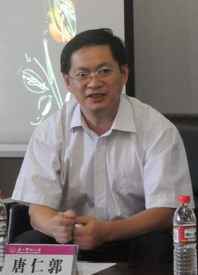 我校党委副书记唐仁郭在领队会上致辞。