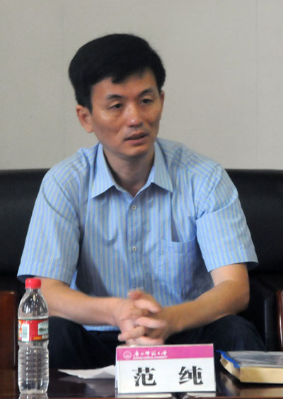 自治区教育厅体卫艺处处长范纯在会上讲话。