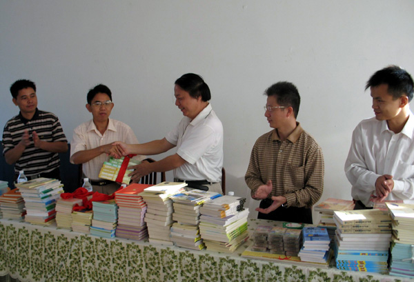 政管学院向金秀县捐书。