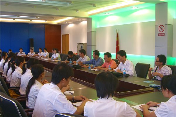 巡视组与实习生座谈。