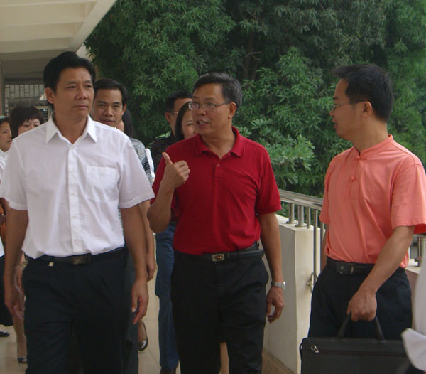 巡视组查看实习生宿舍。