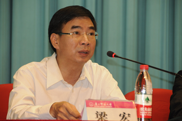 我校校长梁宏致辞