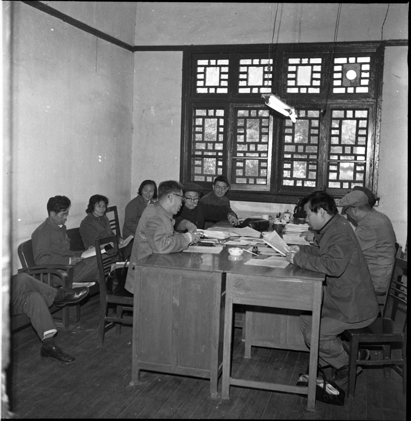 SX12-DP18-76-5-1982年11月，我校首届职工代表大会座谈会（座谈、发言、颁奖）.jpg