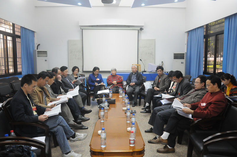 2009年3月27日-28日，我校召开第八届教职工代表大会（教代会）一次会议，王枬书记参加小组讨论会.JPG