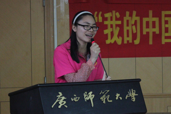 董春晓跟同学们分享她的志愿服务的奋斗故事